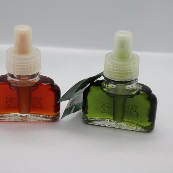 Festive scents of Christmas Pine and Autumn Pumpkin Yankee Candle plug-in refill - Picture 3 of 4